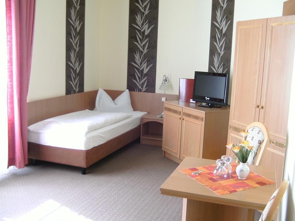 Mucha Ohg Hotel Sembziner Hof Klink Room photo