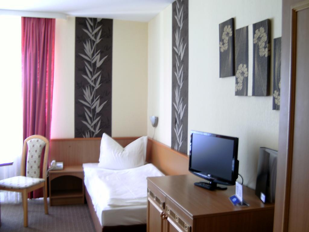 Mucha Ohg Hotel Sembziner Hof Klink Room photo